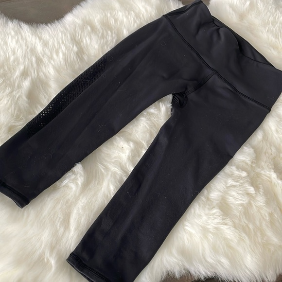 Lululemon 3/4 Reveal Leggings - Picture 3 of 5